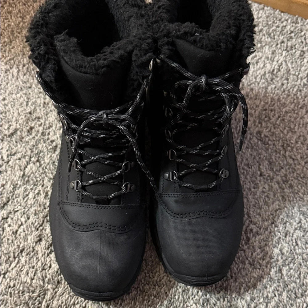 Men’s Black Winter Boots 🥾 size 8
